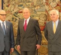 Su Majestad el Rey acompañado del Presidente del Consejo de la Comunidad Sefardí de Jerusalén, Abraham Haim, y el subsecretario de Asuntos Exteriores 